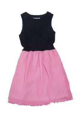 Bicolor negro y rosa para este vestido plisado (Basilotta, $499)