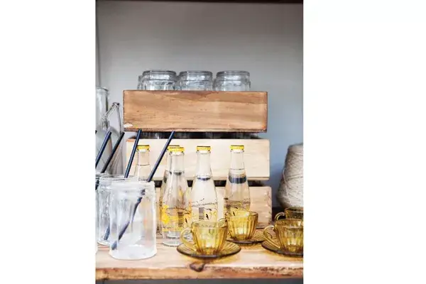 Los cajones organizadores de madera, los frascos y las tacitas son el detalle del lugar.