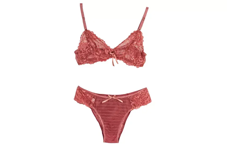 Conjunto de ropa interior (Peter Pan, $236 y $104)