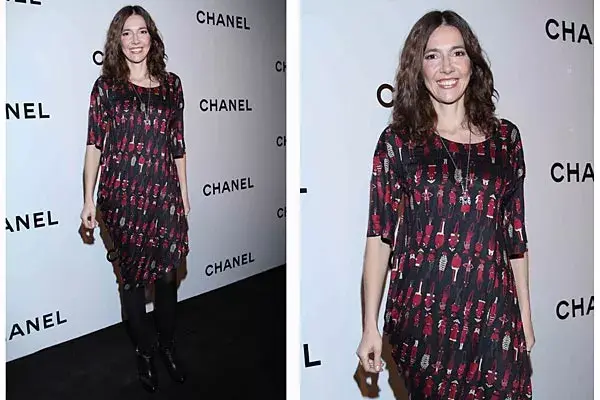 Cristina Pérez eligió un vestido de seda de Moschino con estampado de muñequitas (muy divertido!) para la apertura de la tienda Chanel