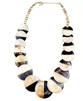 Collar con círculos de madera combinados. India Style, $75