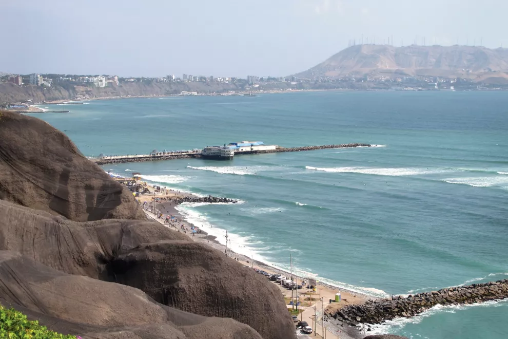 Vista de la costa de Lima desde el Malecón de Miraflores. 