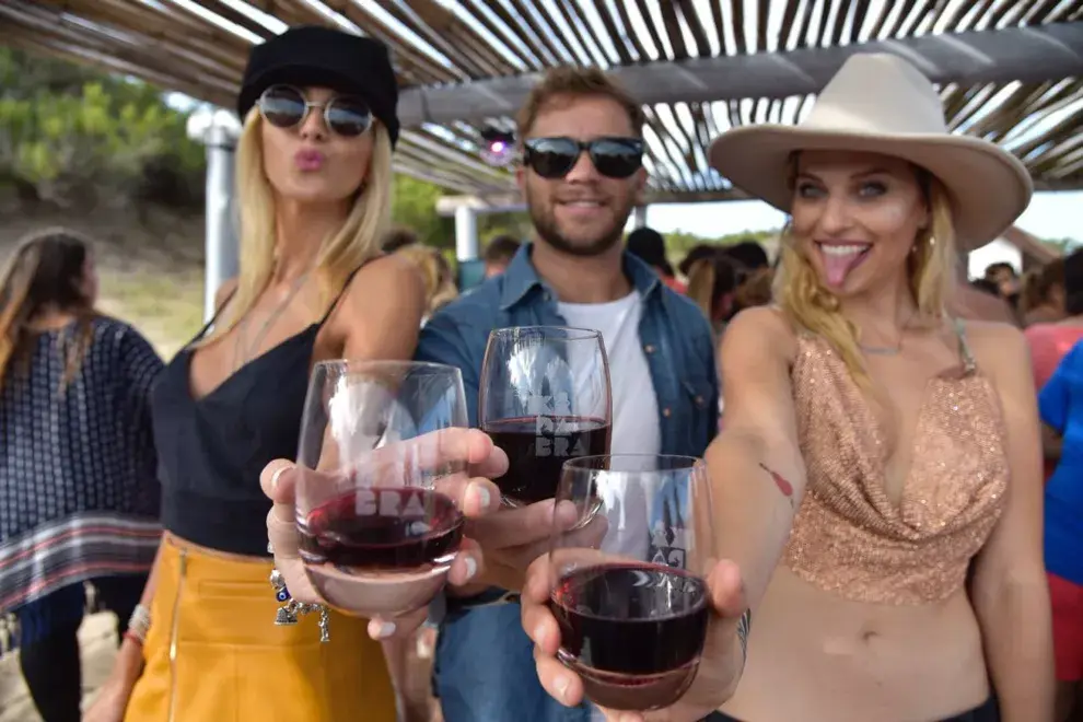 A Tacho Riera lo vimos muy bien acompañado en una cata de vinos en el Este. ¡Salud!