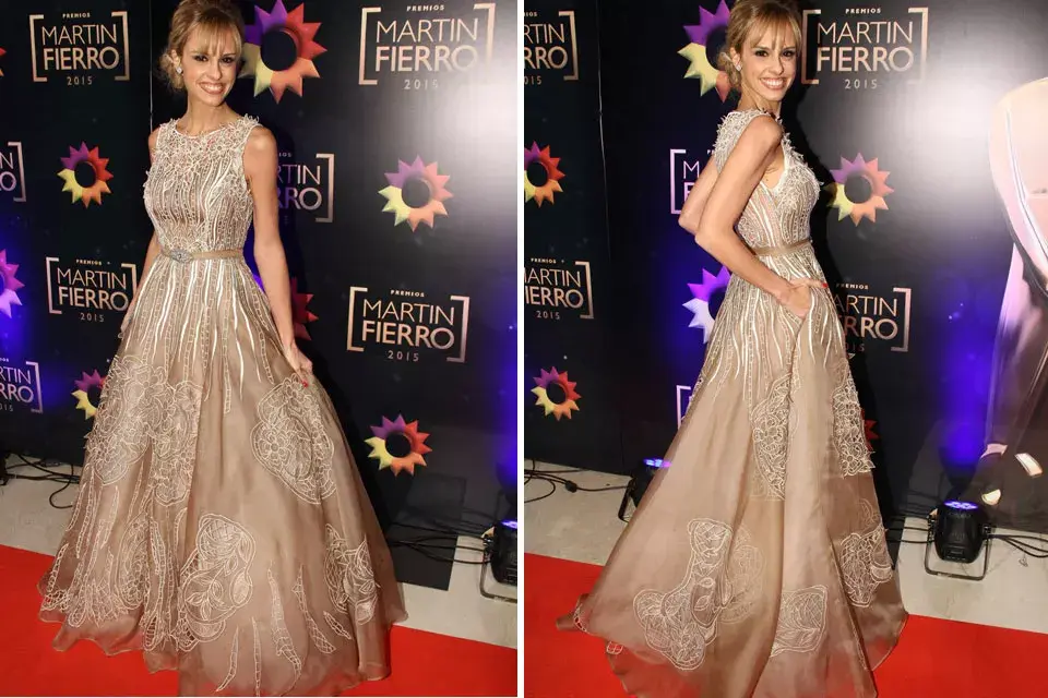 ¡Una de las mejores vestidas! Mariana Fabbiani a cargo de la conducción de la ceremonia, llevó un diseño de organza de seda bordado color champagne firmado por Javier Saiach