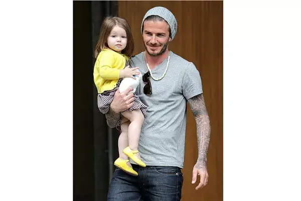 Si de niños fashion se trata no podemos dejar afuera a Harper Seven Beckham. La hija de David y Victoria Beckham, siempre luce impecable ante la lente de los fotógrafos