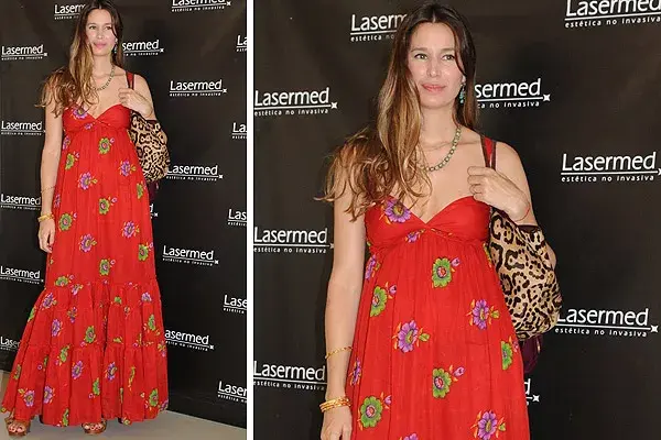 Dolores Barreiro apostó al color y combinó un solero rojo con flores con una cartera de print leopardo