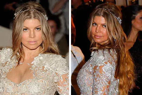 Fergie optó por usar una vincha con apliques sobre su pelo con bucles