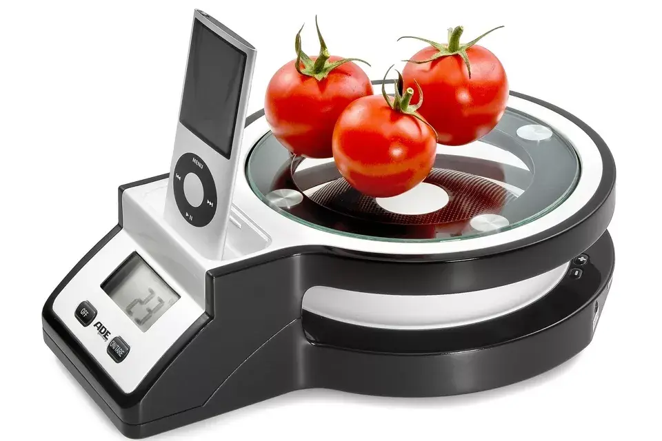 Para los que aman cocinar con música, una linda balanza con dock para el iPod. ¿Qué tal?