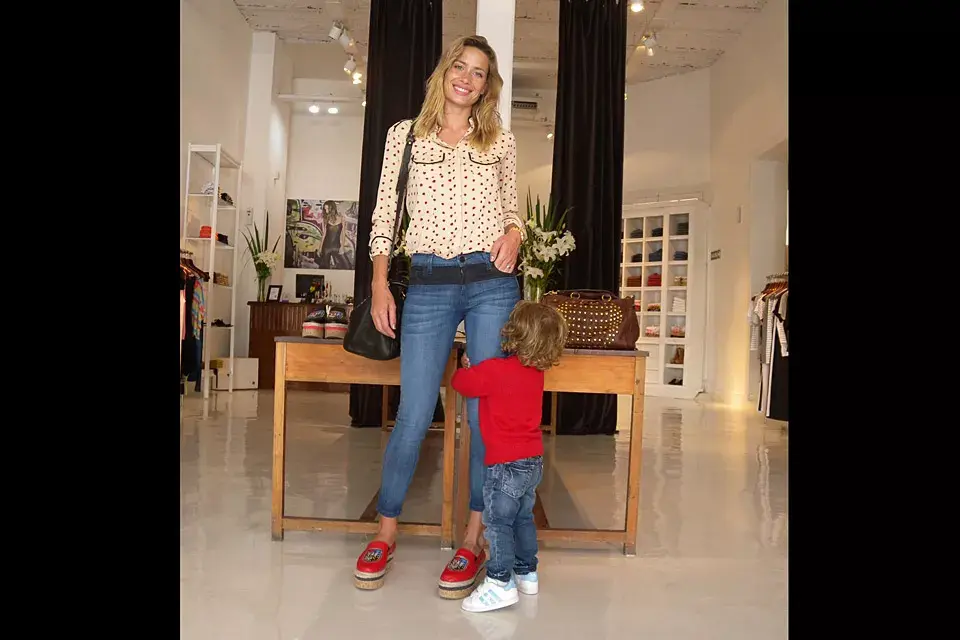 Mamá trendy: Ivana Sacani estuvo en el local de Delaostia con su hijito; los detalles del look son todo: camisa a lunares con bolsillos y puños pespunteados, chupín con cintura más oscura y mocasines con plataformas