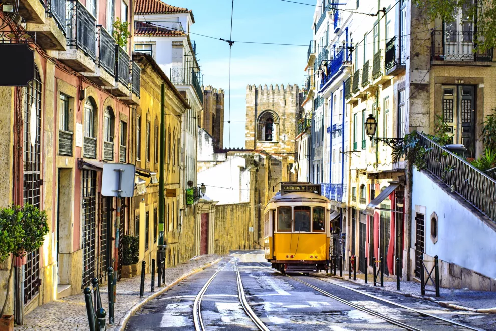 Visita exprés a la capital de la nostalgia portuguesa entre palacios barrocos y barrios populares, siempre a bordo de su clásico transporte