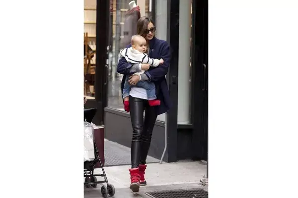 Miranda Kerr de paseo con sus zapatillas con plataformas