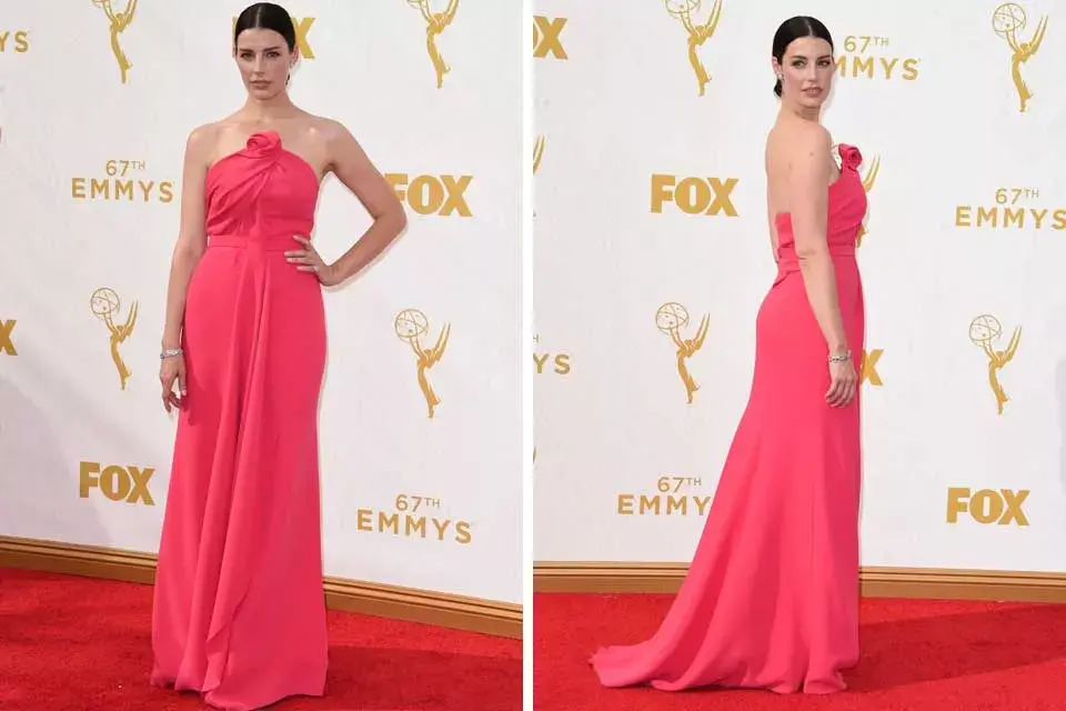 Jessica Paré apostó al color con este diseño de escote palabra de honor en un vibrante fucsia; ¿La firma? Monse