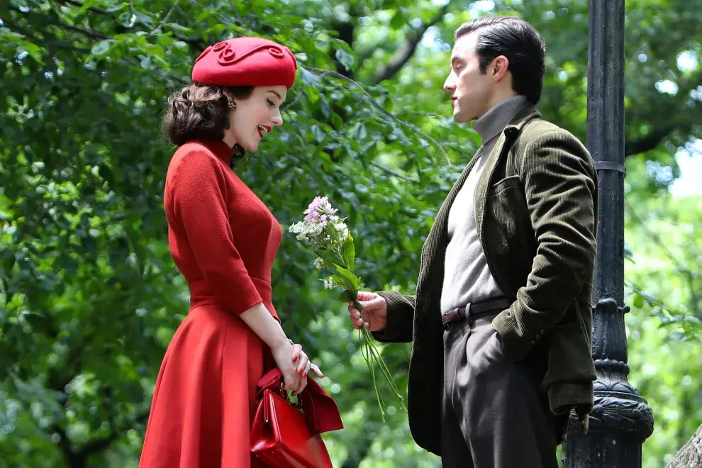 Rachel Brosnahan y Milo Ventimiglia en el set de 'The Marvelous Mrs Maisel'.