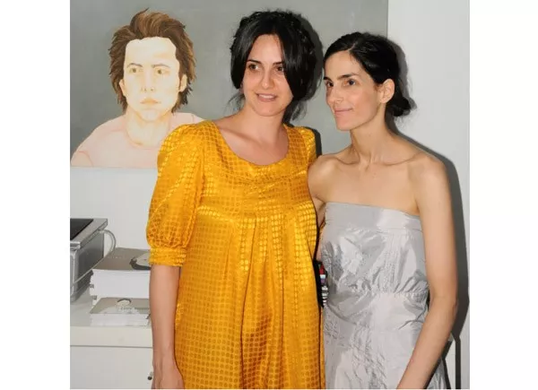 De amarillo furioso, Julieta Díaz fue una de las invitadas a la exposición de la artista plástica Lupe Marín, esposa del actor Leonardo Sbaraglia