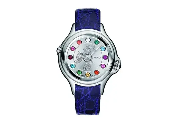 Modelo con brillantes arcoiris (Fendi, consultar precio)
