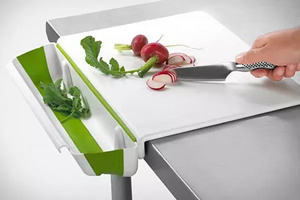 Con esta tabla con compartimento para los restos de comida, podemos mantener bien ordenada la cocina