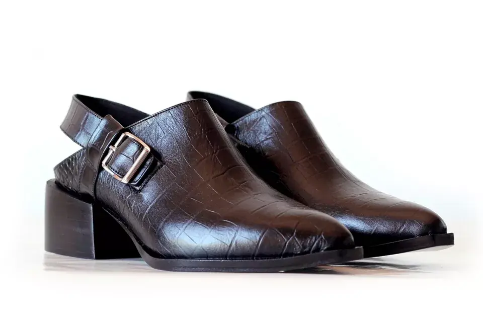De cuero marrón, con taco ancho (Mäna $2227)
