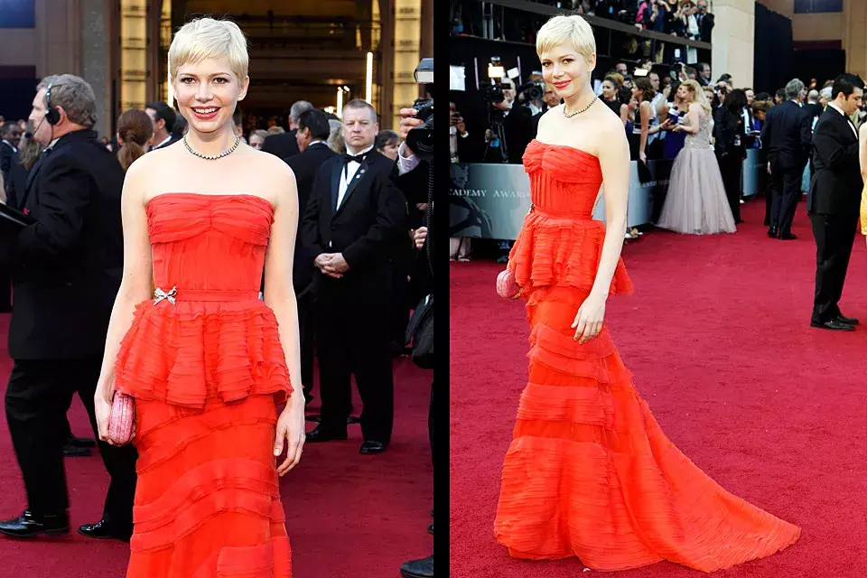 Michelle Williams volvió a apostar a un color llamativo. Eligió un strapless con volados en la cintura de Louis Vuitton en un coral bien subido (aunque en algunas fotos se ve rojo). No nos cierra mucho el clutch en color rosa...