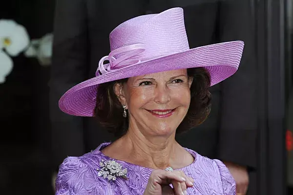 La reina Silvia de Suecia eligió un sombrero color lila con un lazo en el mismo tono