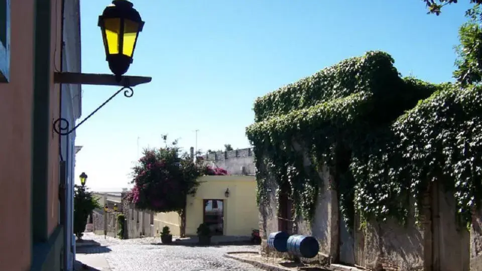 Calle típica en Colonia del Sacramento. Foto: Wikipedia