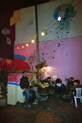 En este bar podés disfrutar de buena música, arte y conocer gente nueva