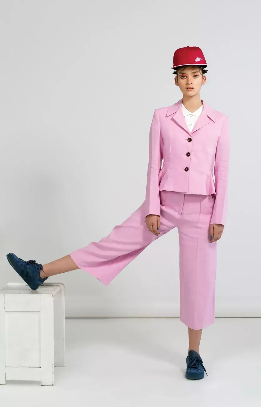Traje de lino de saco y pantalón (Las Pepas, $5290 y $3990), chomba (Nike, $899), gorra (Nike, $799), zapatillas (Adidas, $2399).