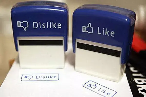 Y para los fanáticos de Facebook...sellos de Like (Me gusta) y Dislike (No me gusta). Cuántas veces nos gustaría usar el "No me gusta" en algunos trabajos, ¿no?