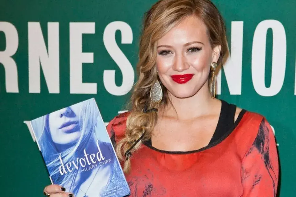 Otro clásico de la actriz: una trenza despeinada al costado y sumó un accesorio similar a una cinta entrelazada en el medio