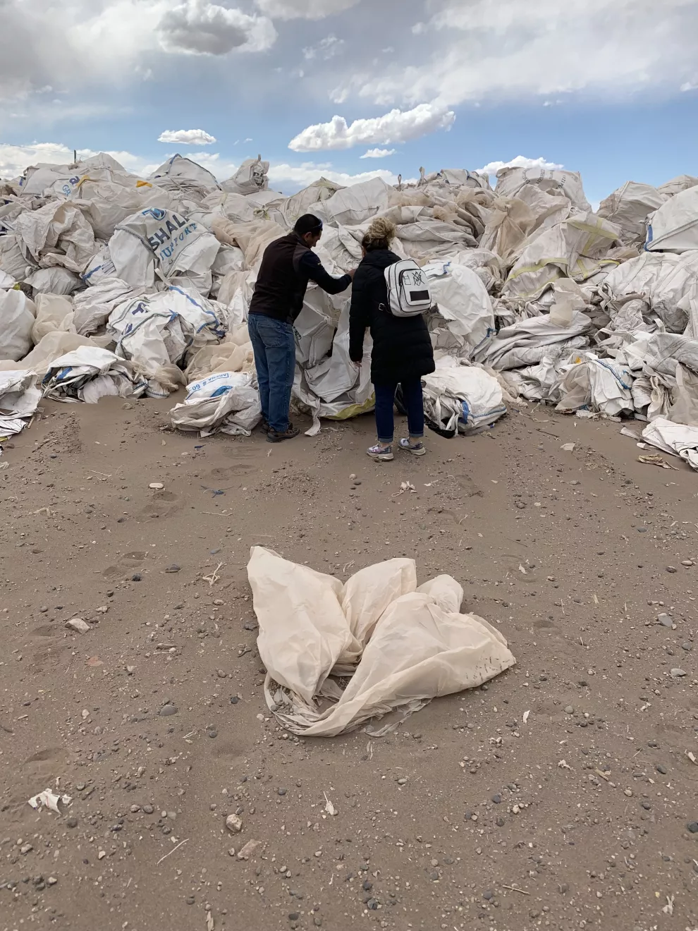 En la búsqueda de fibras encontraron en Neuquén el producto estrella: bolsones de arena que se descartan de la industria petrolera.