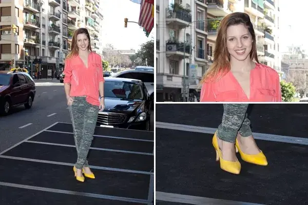 Clara Darin con estilo un tanto ecléctico: camisa de seda, jeans camuflados y stilettos amarillos