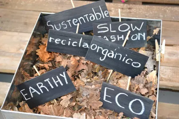 Palabras sueltas, sobre un colchón de hojas secas, proponen un estilo de vida más responsable