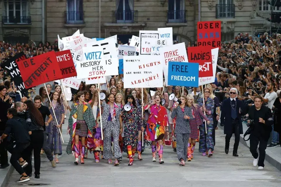 En 2014, un desfile de Chanel terminó con la recreación de una manifestación feminista