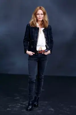 Vanesa Paradis combinó una chaqueta de tweed bien Chanel con un look más informal: ¡hasta se le ve la panza!