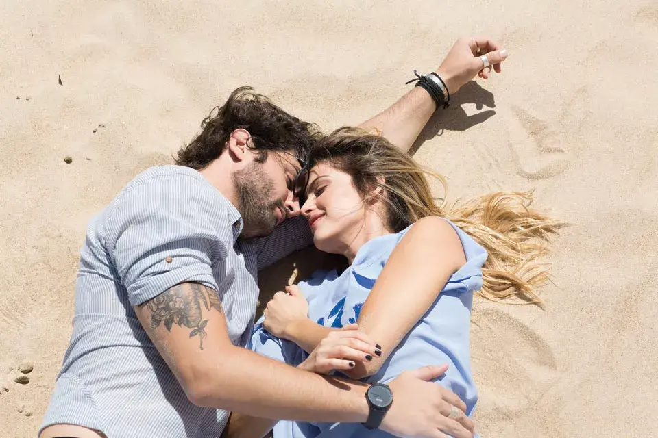 Ella: blusa (Ay Not Dead, $700), shorts (Kosiuko, $710), bolso (Peter Kent, $3575), sandalias (Ricky Sarkany, $3500).