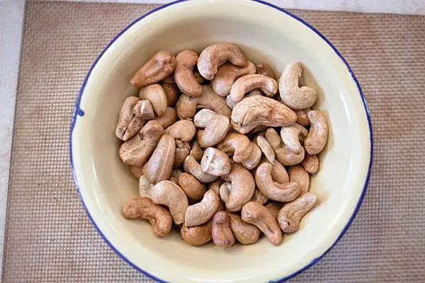 Para darle más sabor, Juliana sugirió que le pusiéramos un toque de brie, y que era más barato si reemplazábamos el mascarpone por queso crema