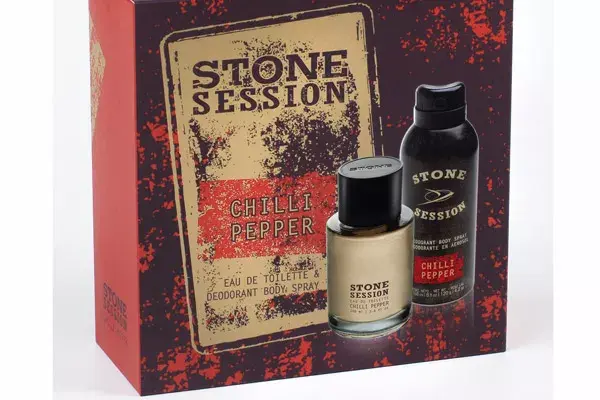 Stone ofrece un pack, Session Chilli Pepper. Comprende perfume y desodorante y cuesta $74