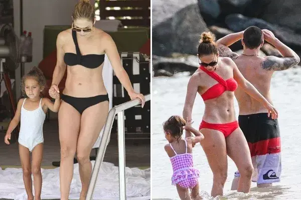 Jennifer Lopez ama la bikini con corpiño tipo bandó con lazo cruzado, por eso la tiene en negro y en rojo