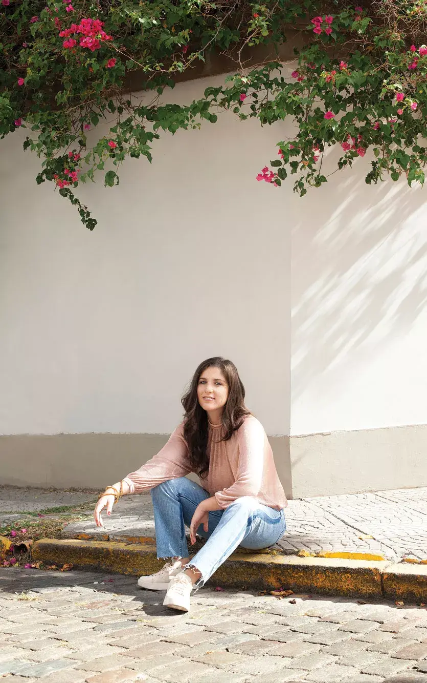  Jean (Levi’s, $1690), remera de hilo (Clara Ibarguren, $1900), zapatillas (Adidas, $2799) 