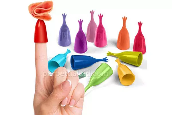 Ideal evitar los escarbadientes en las picadas, estos dedales con minitenedores. Qué tul?