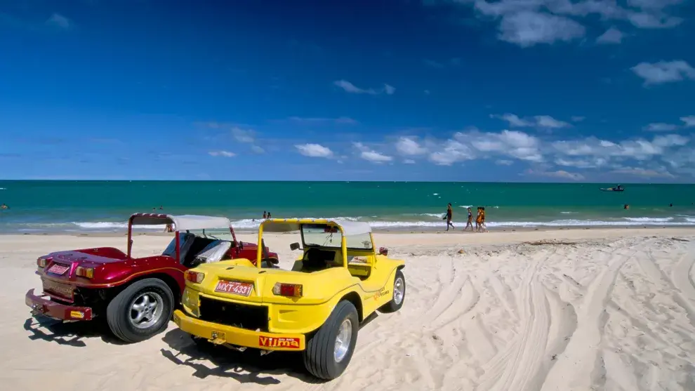 El medio de transporte más habitual es el buggie, que ofrecen paseos vertiginosos por las dunas