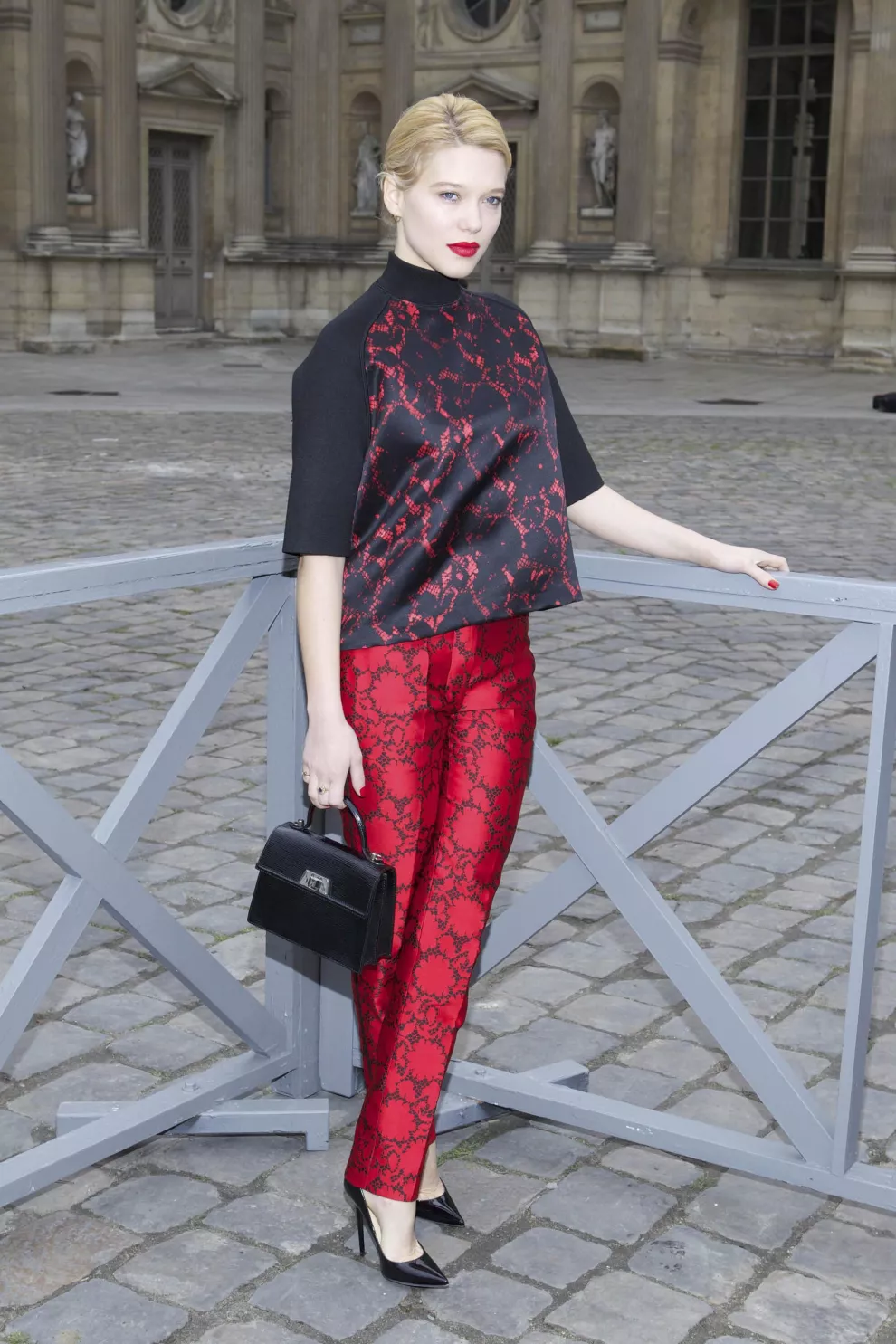 La actriz Lea Seydoux, con un ensemble en composé en rojo y negro. Mirá cómo combinó sus uñas, labios y accesorios con los mismos colores