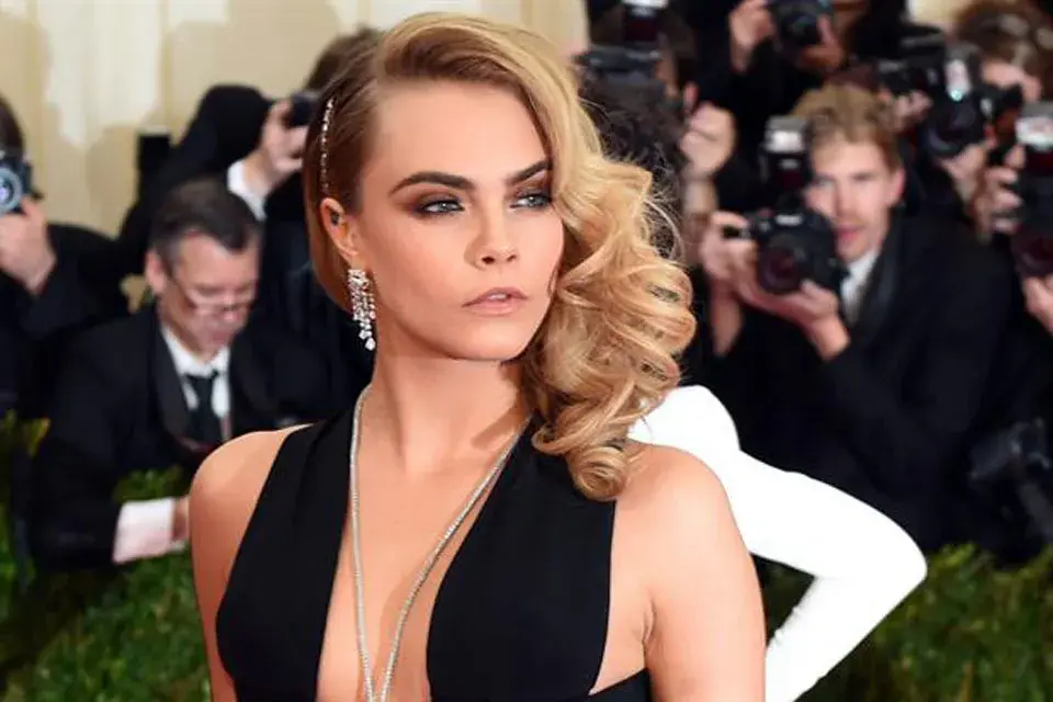 Ohhhhh!!.....peinado despampanante y mirada felina para Cara Delevingne en la gala del MET 2014