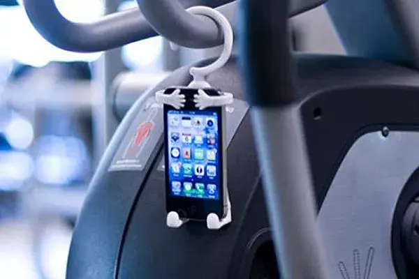 Una perchita para colgar tu teléfono donde quieras. Es bárbaro para la cinta o la bici en el gimnasio. ¿En qué otro lugar te haría falta algo así?