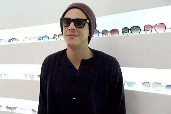 Con un look muy canchero, con remera negra y gorro, Ludovico Di Santo se probó distintos modelos de anteojos en el local de infinit