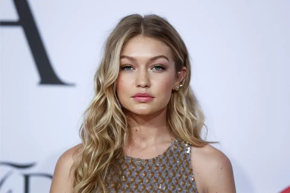 Las ondas playeras o descontracturadas dominaron la alfombra roja. La modelo Gigi Hadid las lleva a la perfección con un make up espectacular