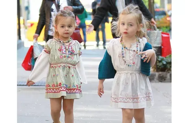 Las gemelas Broderick con look hippie chic