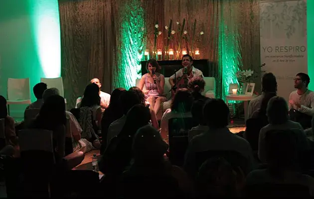 Cantando mantras después de la meditación