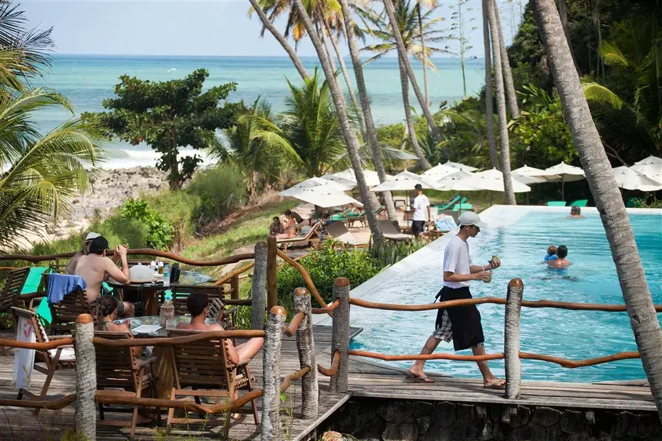 A 80 km de Natal, una playa con exclusiva hotelería y un gran acantilado para bajar al mar