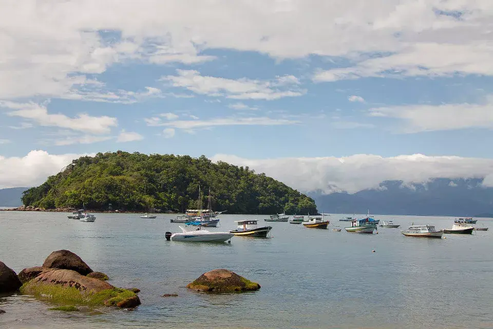 Una vista del puerto de Isla Grande, al atardecer