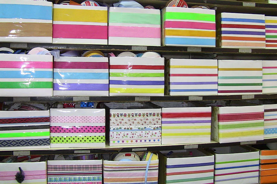 Cajas con cintas de todos los colores